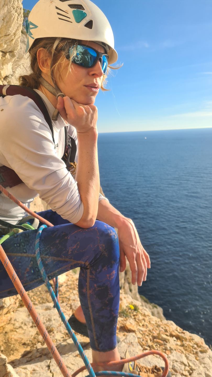 Une pause sur les rochers des Calanques face à la mer